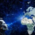 Robot humanoïde connecté à un réseau global numérique avec une carte du monde.